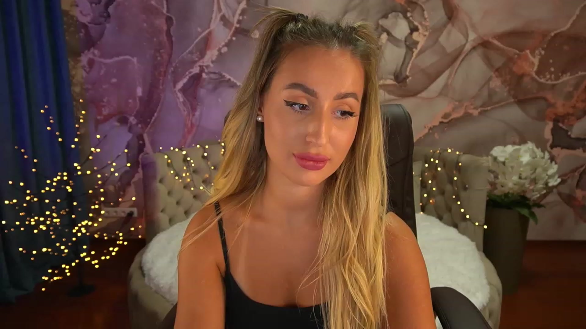 Gallery image thumbnail from Lia__Angel's myfreecams stream on, 08/15/2023, 19:21 image 13 of 20