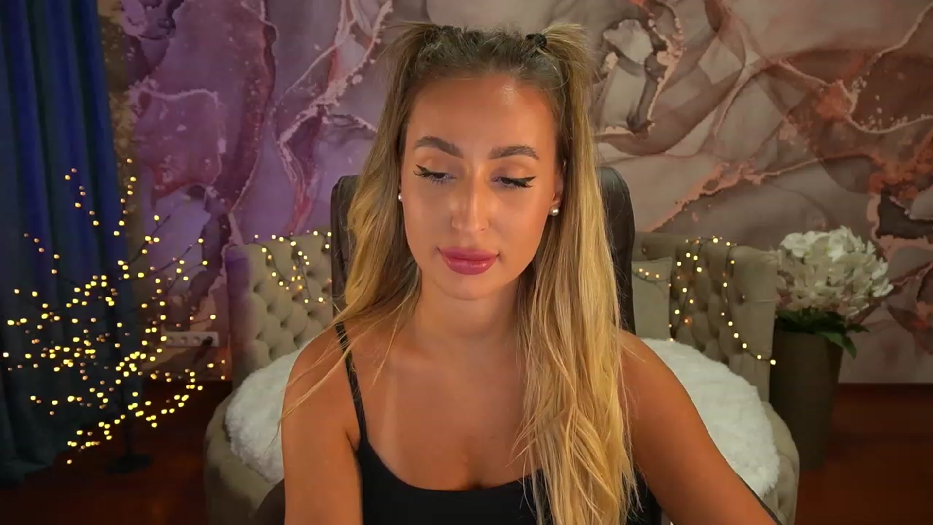 Gallery image thumbnail from Lia__Angel's myfreecams stream on, 08/15/2023, 19:21 image 12 of 20