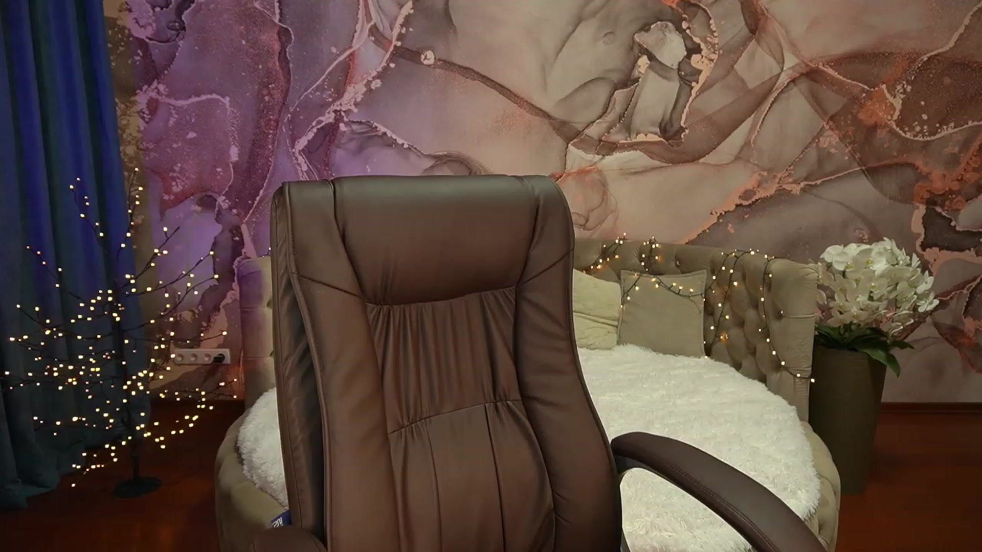Gallery image thumbnail from Lia__Angel's myfreecams stream on, 08/15/2023, 19:21 image 11 of 20
