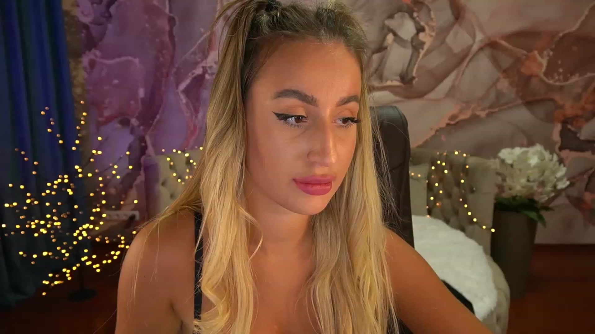 Gallery image thumbnail from Lia__Angel's myfreecams stream on, 08/15/2023, 19:21 image 3 of 20