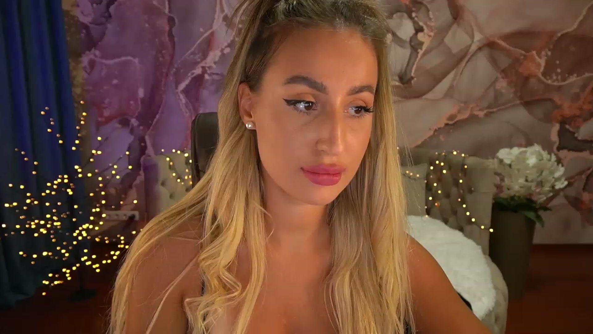 Gallery image thumbnail from Lia__Angel's myfreecams stream on, 08/15/2023, 19:21 image 2 of 20