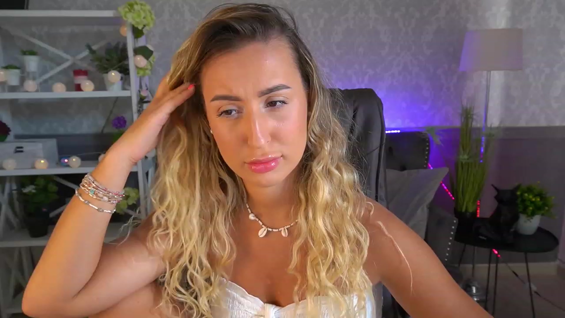 Gallery image thumbnail from Lia__Angel's myfreecams stream on, 08/17/2023, 14:20 image 3 of 20
