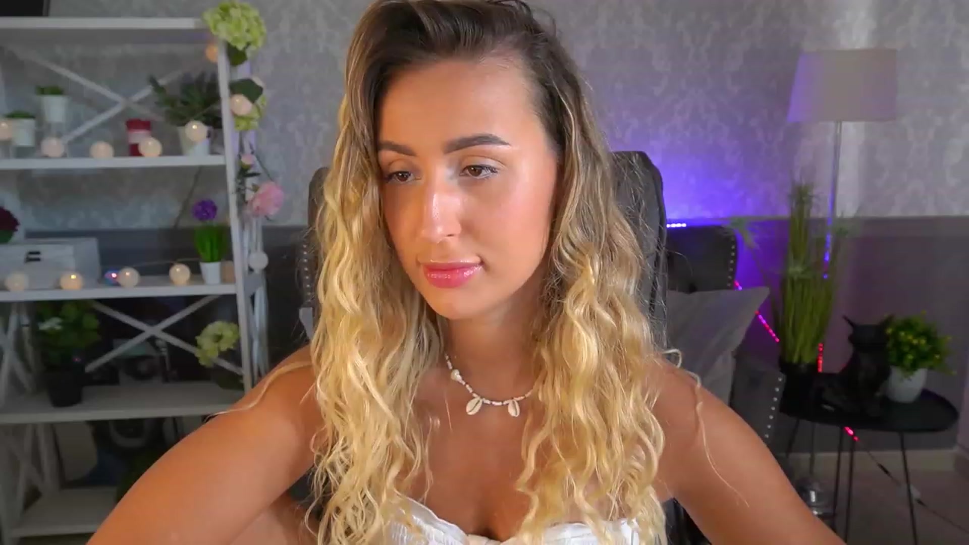 Gallery image thumbnail from Lia__Angel's myfreecams stream on, 08/17/2023, 14:20 image 4 of 20