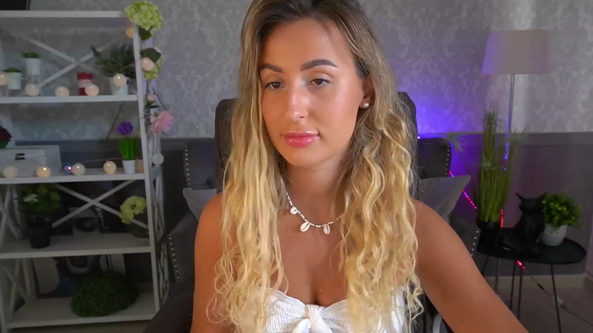 Gallery image thumbnail from Lia__Angel's myfreecams stream on, 08/17/2023, 14:20 image 8 of 20