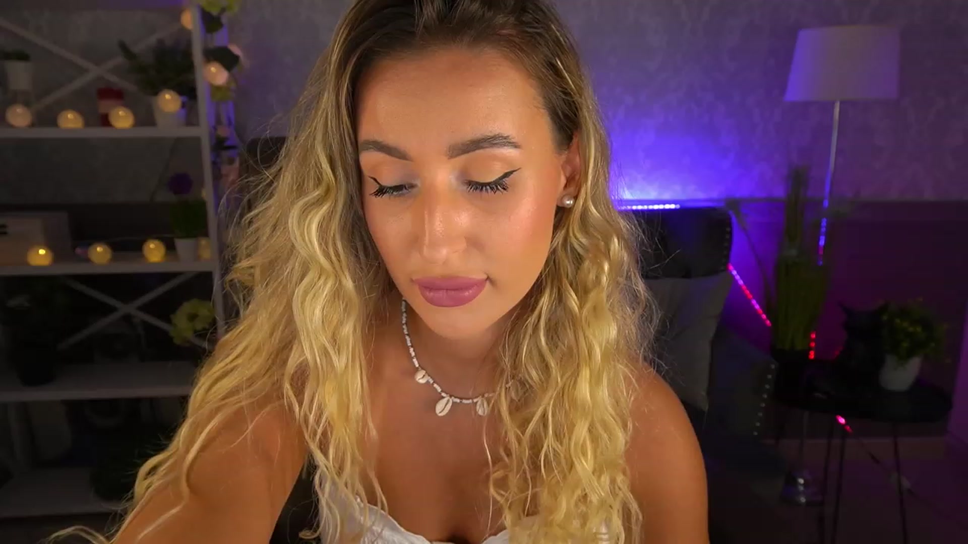 Gallery image thumbnail from Lia__Angel's myfreecams stream on, 08/17/2023, 17:45 image 5 of 20