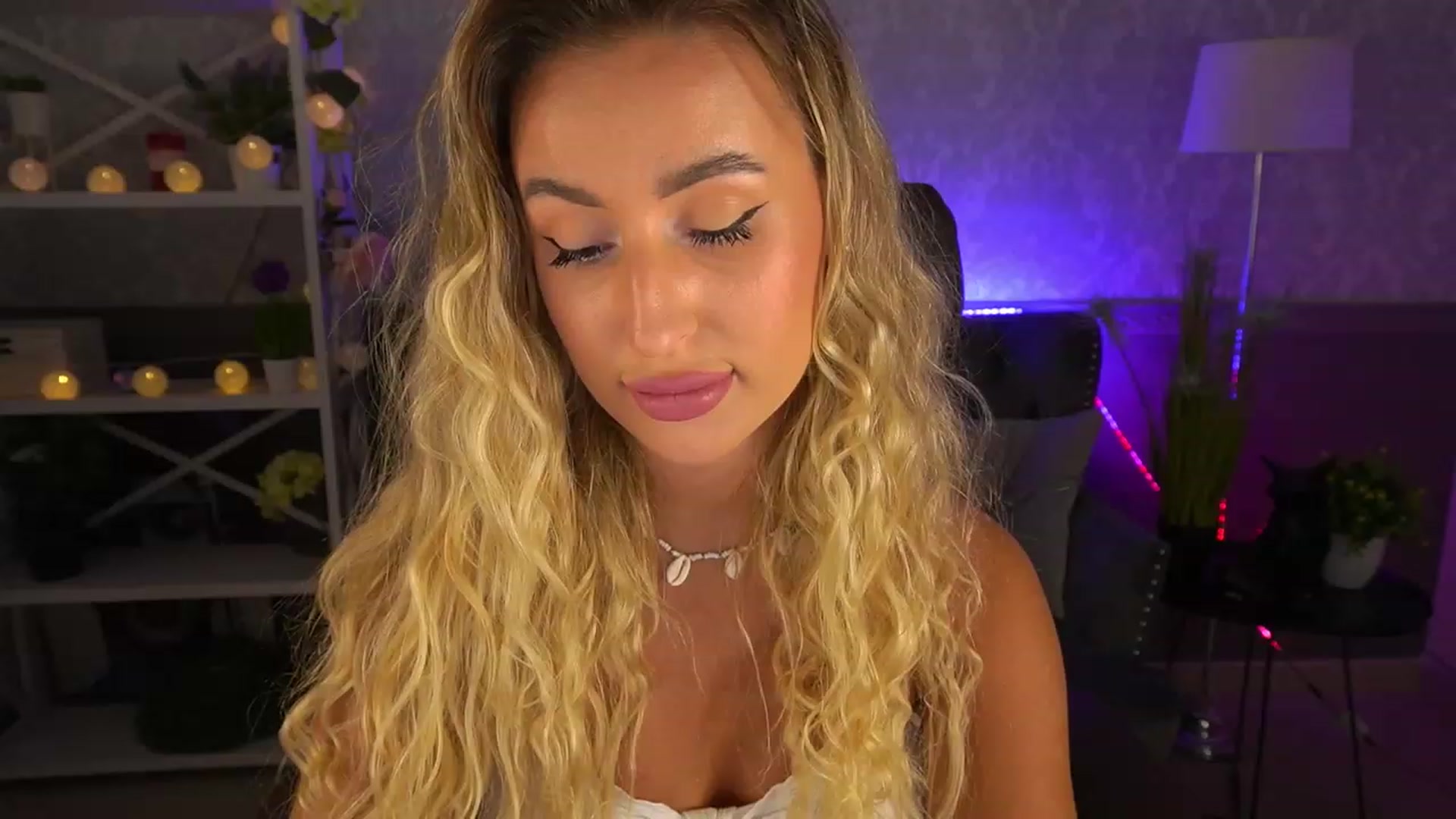 Gallery image thumbnail from Lia__Angel's myfreecams stream on, 08/17/2023, 17:45 image 12 of 20