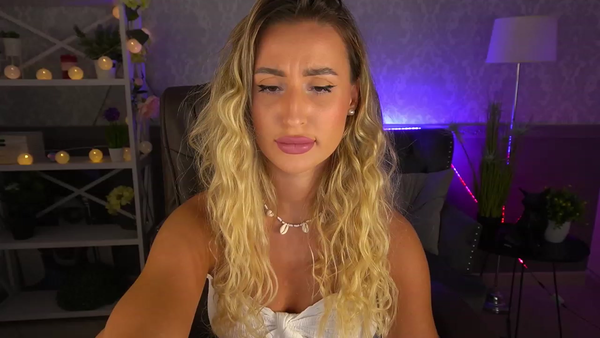 Gallery image thumbnail from Lia__Angel's myfreecams stream on, 08/17/2023, 17:45 image 6 of 20