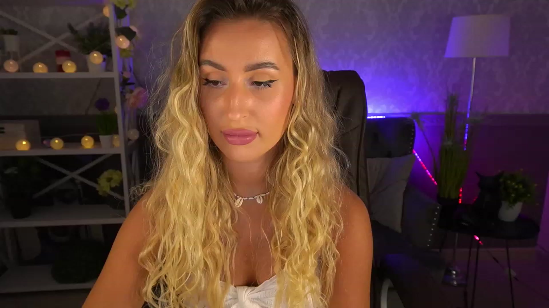 Gallery image thumbnail from Lia__Angel's myfreecams stream on, 08/17/2023, 17:45 image 15 of 20