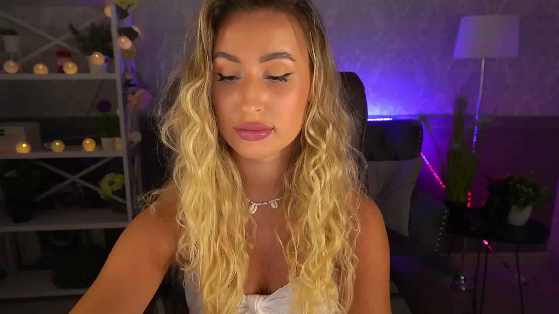 Gallery image thumbnail from Lia__Angel's myfreecams stream on, 08/17/2023, 17:45 image 16 of 20