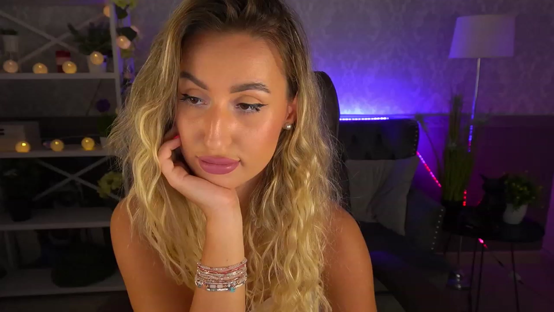 Gallery image thumbnail from Lia__Angel's myfreecams stream on, 08/17/2023, 17:45 image 10 of 20