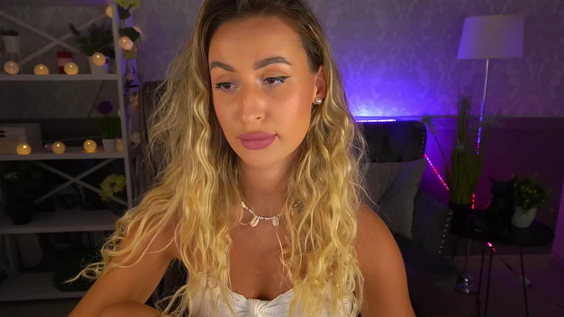 Gallery image thumbnail from Lia__Angel's myfreecams stream on, 08/17/2023, 17:45 image 1 of 20