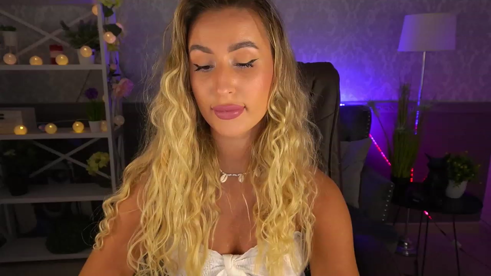 Gallery image thumbnail from Lia__Angel's myfreecams stream on, 08/17/2023, 17:45 image 13 of 20