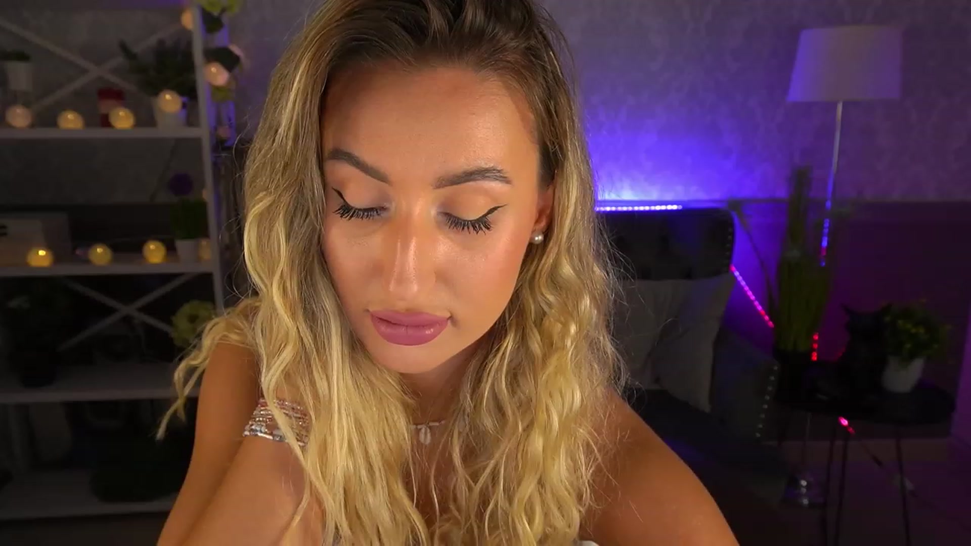 Gallery image thumbnail from Lia__Angel's myfreecams stream on, 08/17/2023, 17:45 image 8 of 20