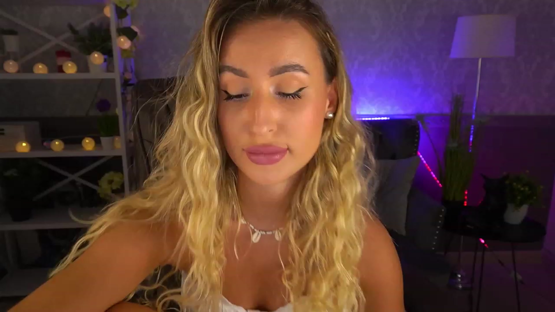 Gallery image thumbnail from Lia__Angel's myfreecams stream on, 08/17/2023, 17:45 image 3 of 20