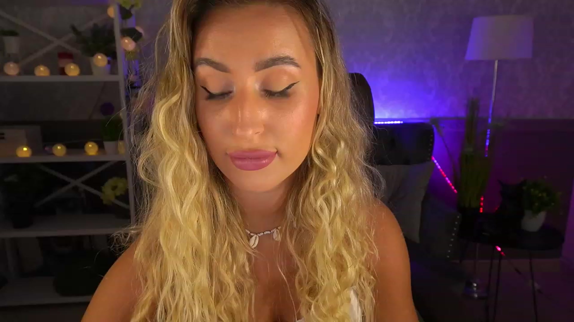 Gallery image thumbnail from Lia__Angel's myfreecams stream on, 08/17/2023, 17:45 image 14 of 20