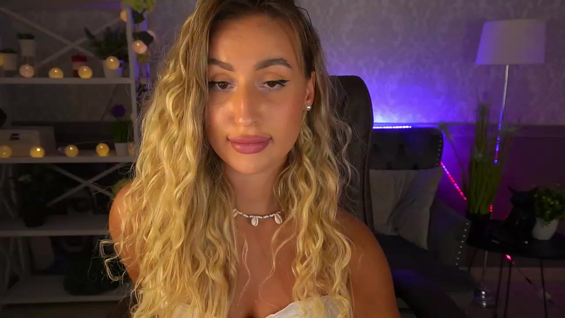 Gallery image thumbnail from Lia__Angel's myfreecams stream on, 08/17/2023, 18:45 image 14 of 20
