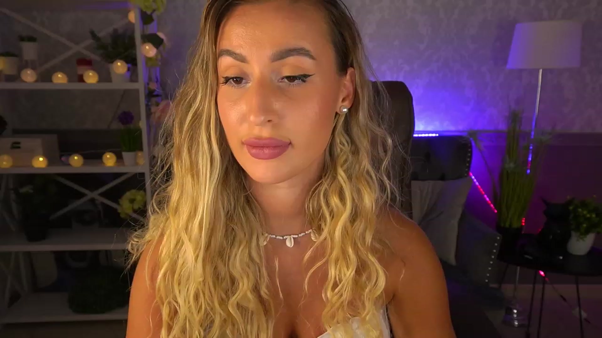 Gallery image thumbnail from Lia__Angel's myfreecams stream on, 08/17/2023, 18:45 image 18 of 20