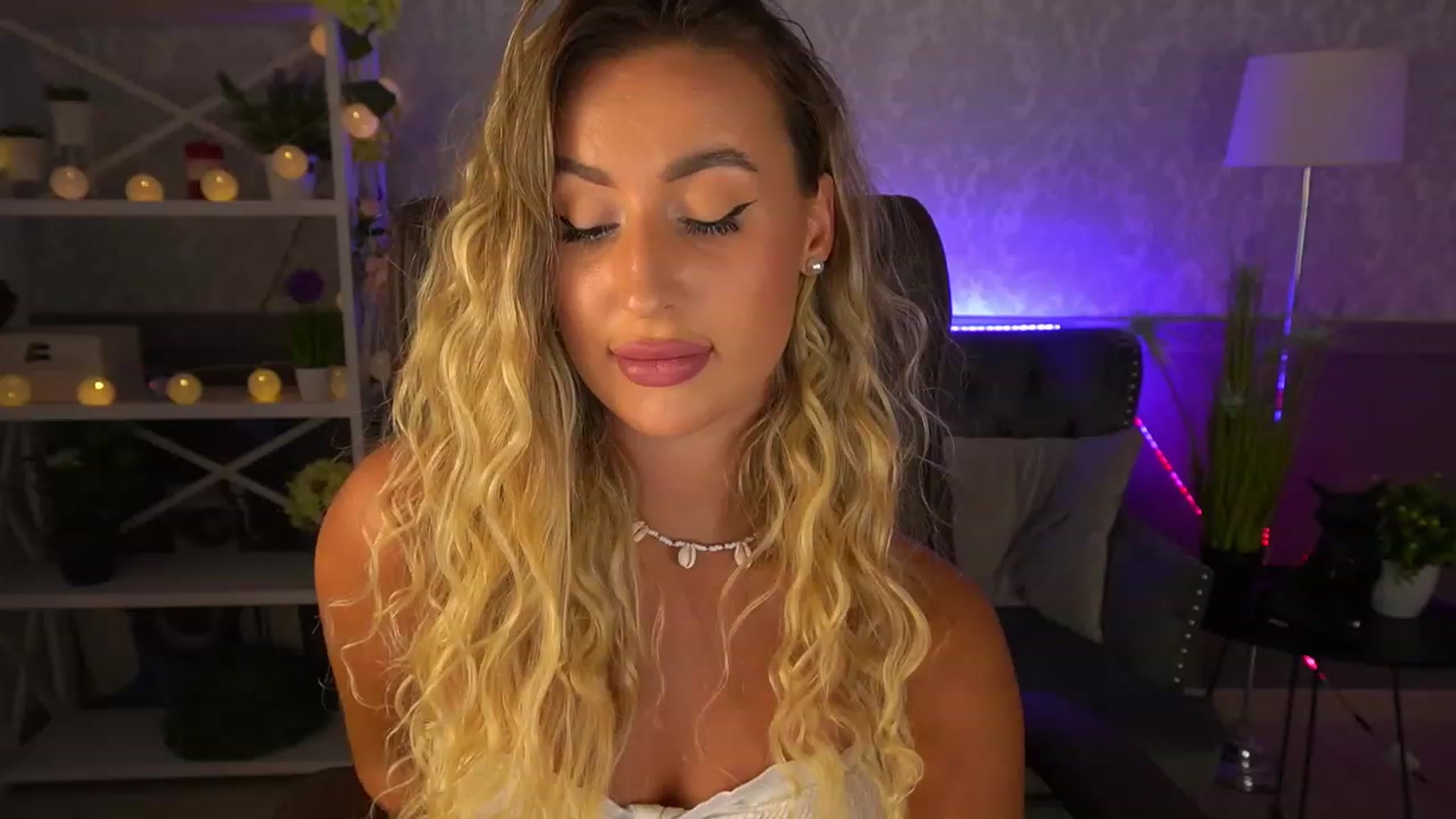 Gallery image thumbnail from Lia__Angel's myfreecams stream on, 08/17/2023, 18:45 image 12 of 20