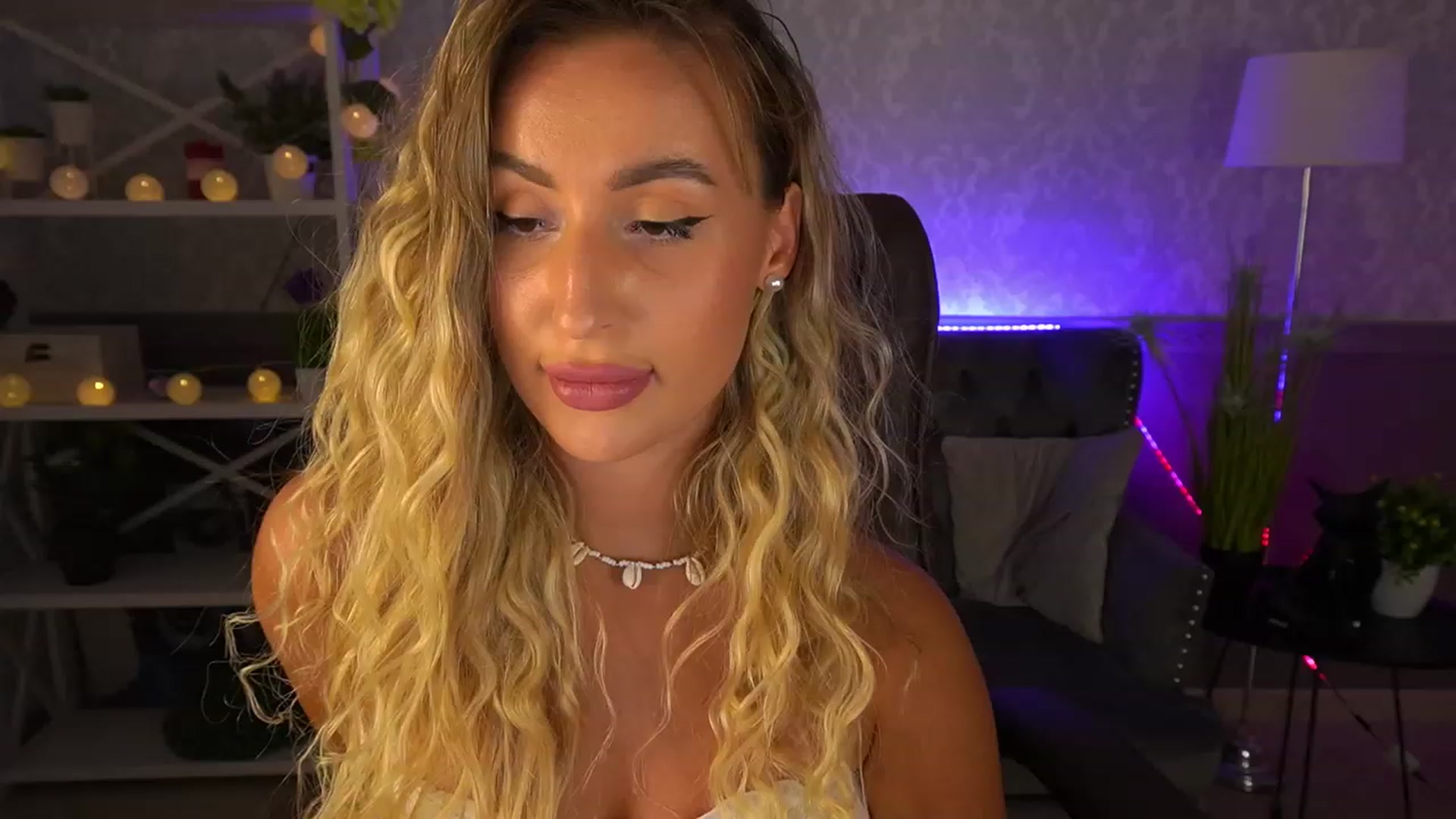 Gallery image thumbnail from Lia__Angel's myfreecams stream on, 08/17/2023, 18:45 image 15 of 20