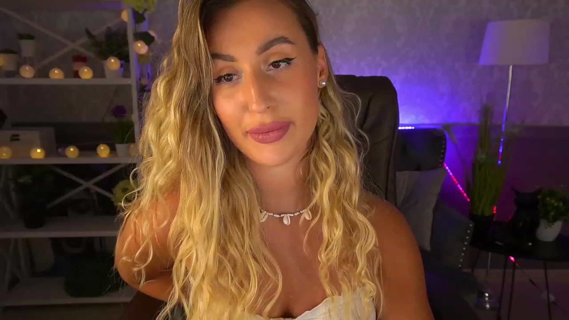 Gallery image thumbnail from Lia__Angel's myfreecams stream on, 08/17/2023, 18:45 image 1 of 20