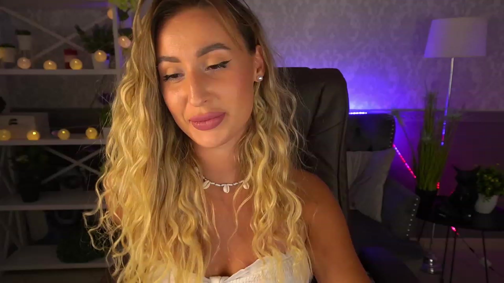 Gallery image thumbnail from Lia__Angel's myfreecams stream on, 08/17/2023, 18:45 image 16 of 20