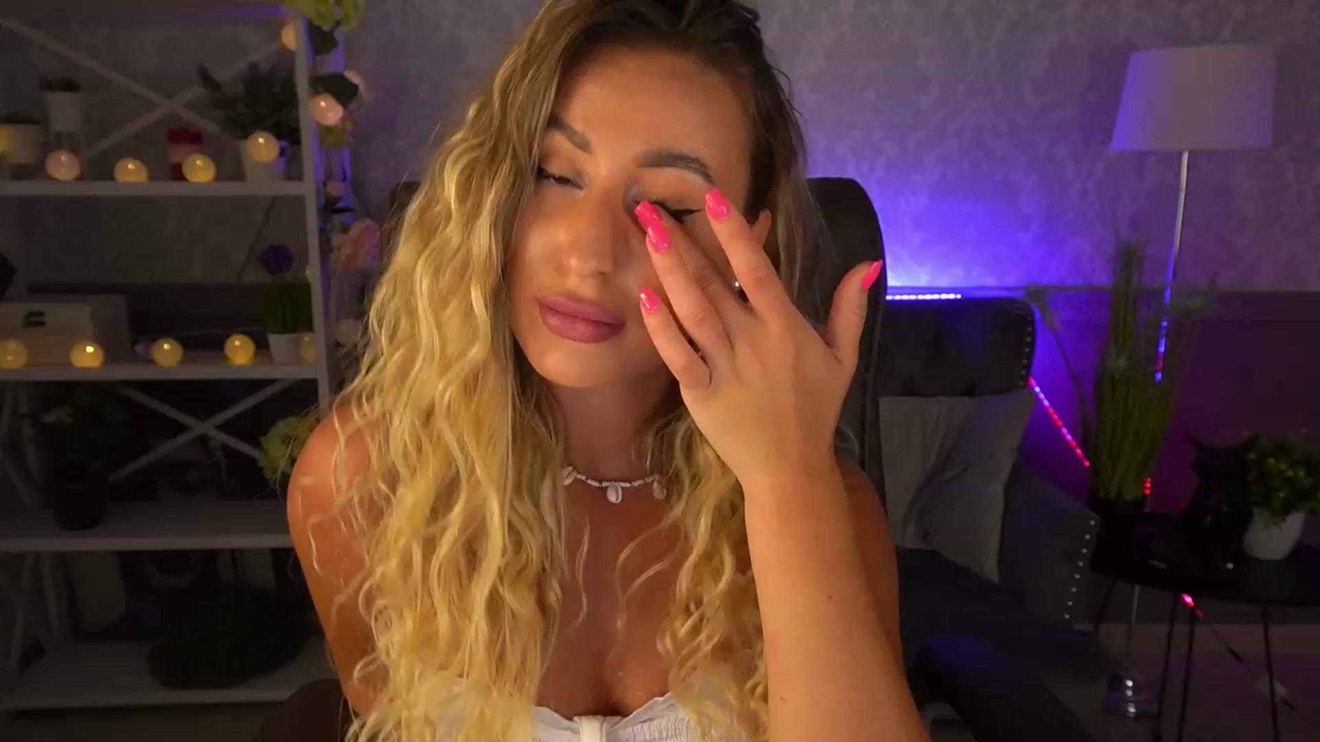 Gallery image thumbnail from Lia__Angel's myfreecams stream on, 08/17/2023, 18:45 image 11 of 20