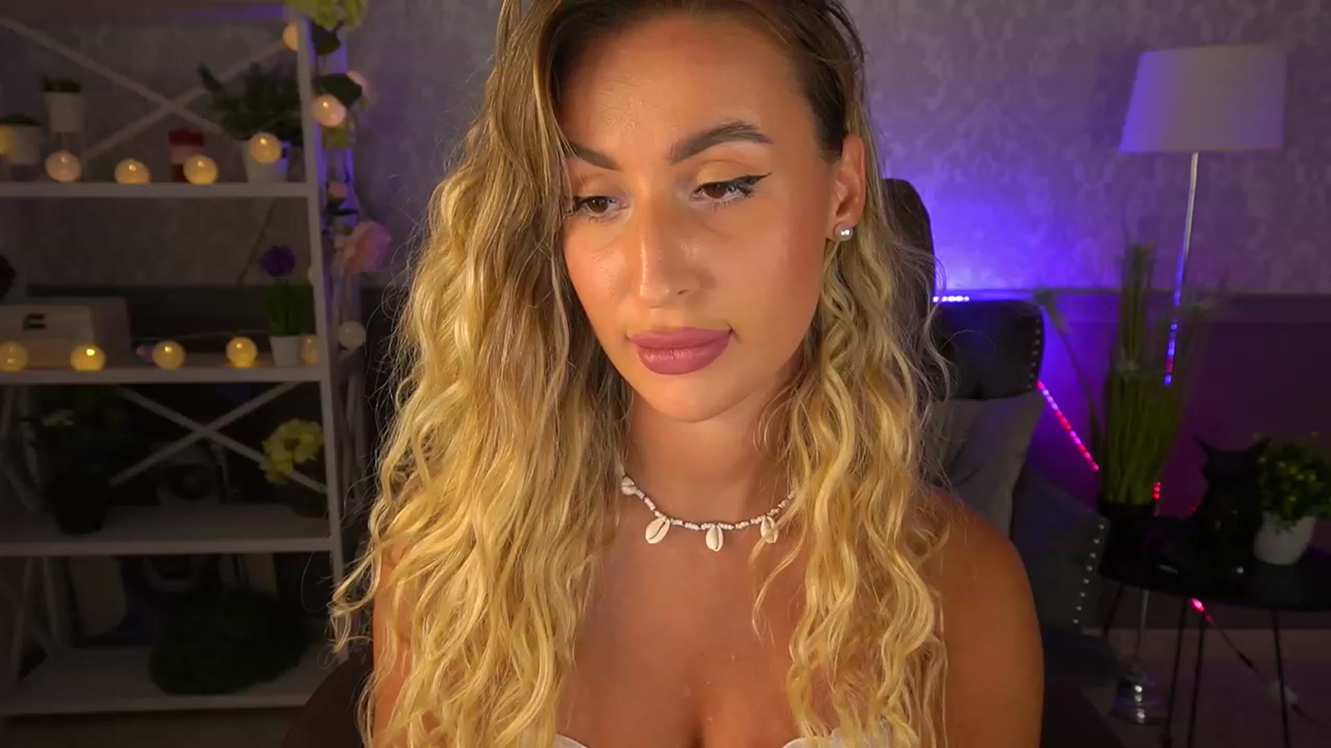 Gallery image thumbnail from Lia__Angel's myfreecams stream on, 08/17/2023, 18:45 image 2 of 20