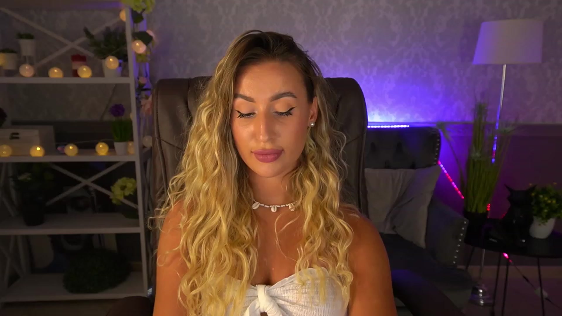 Gallery image thumbnail from Lia__Angel's myfreecams stream on, 08/17/2023, 18:45 image 8 of 20
