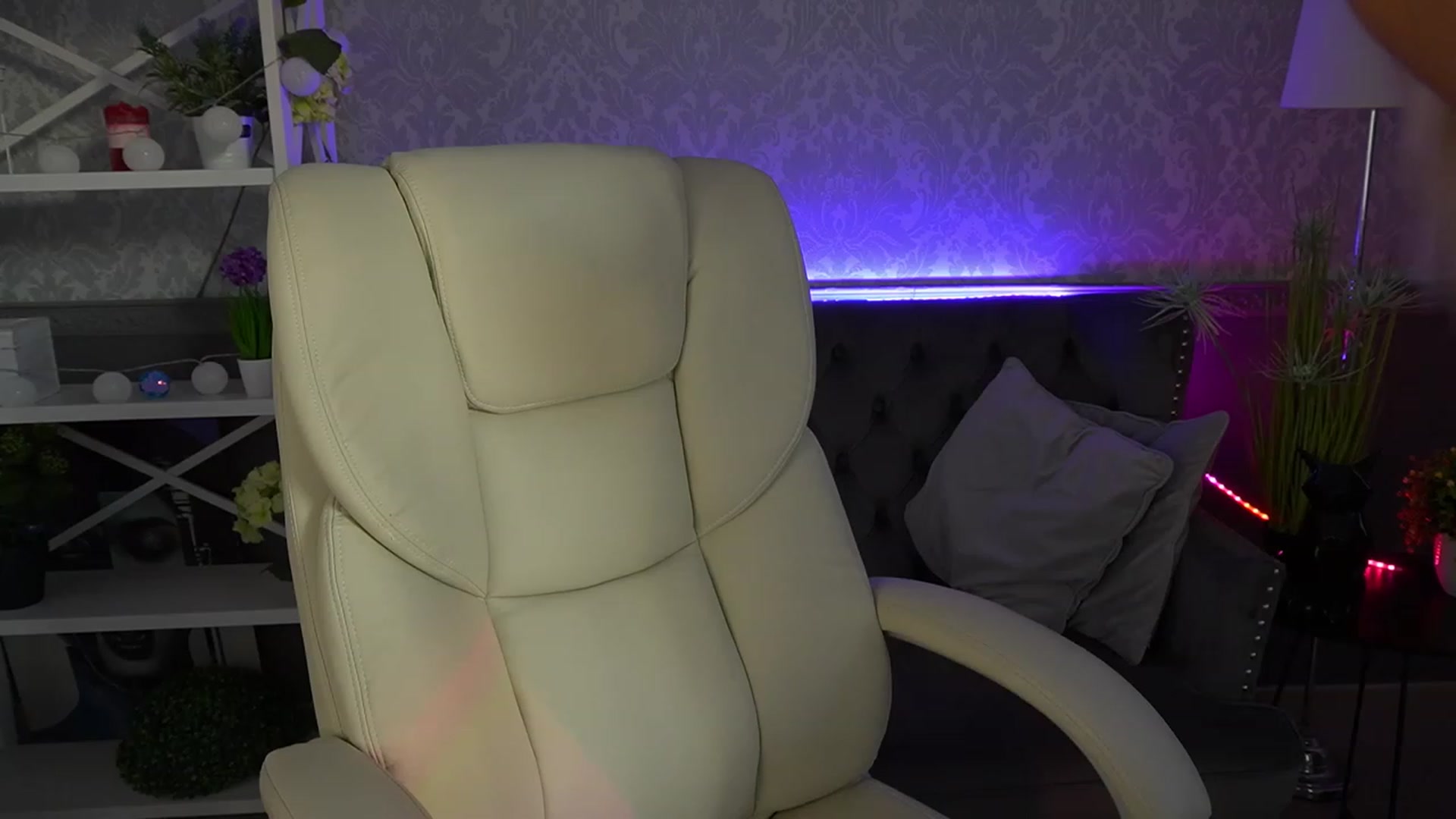 Gallery image thumbnail from Lia__Angel's myfreecams stream on, 08/19/2023, 16:25 image 18 of 20