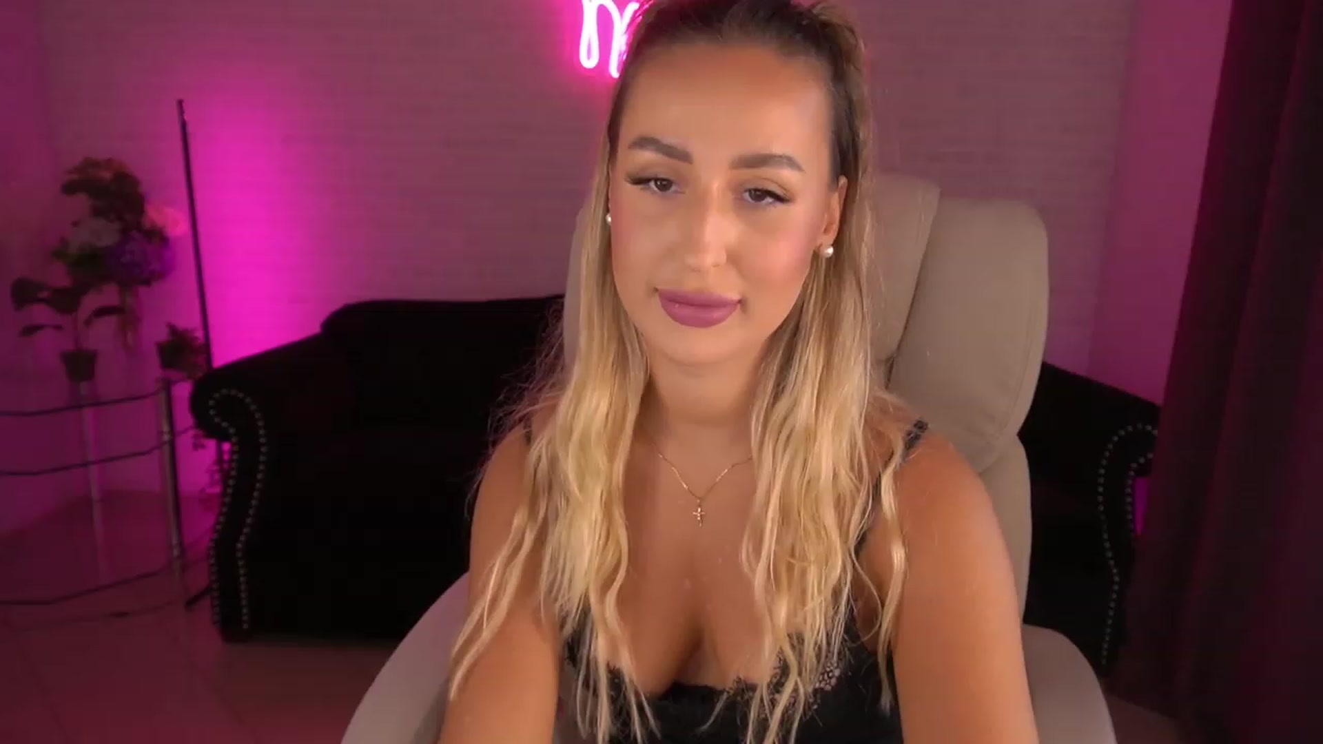 Gallery image thumbnail from Lia__Angel's myfreecams stream on, 08/24/2023, 14:21 image 18 of 20