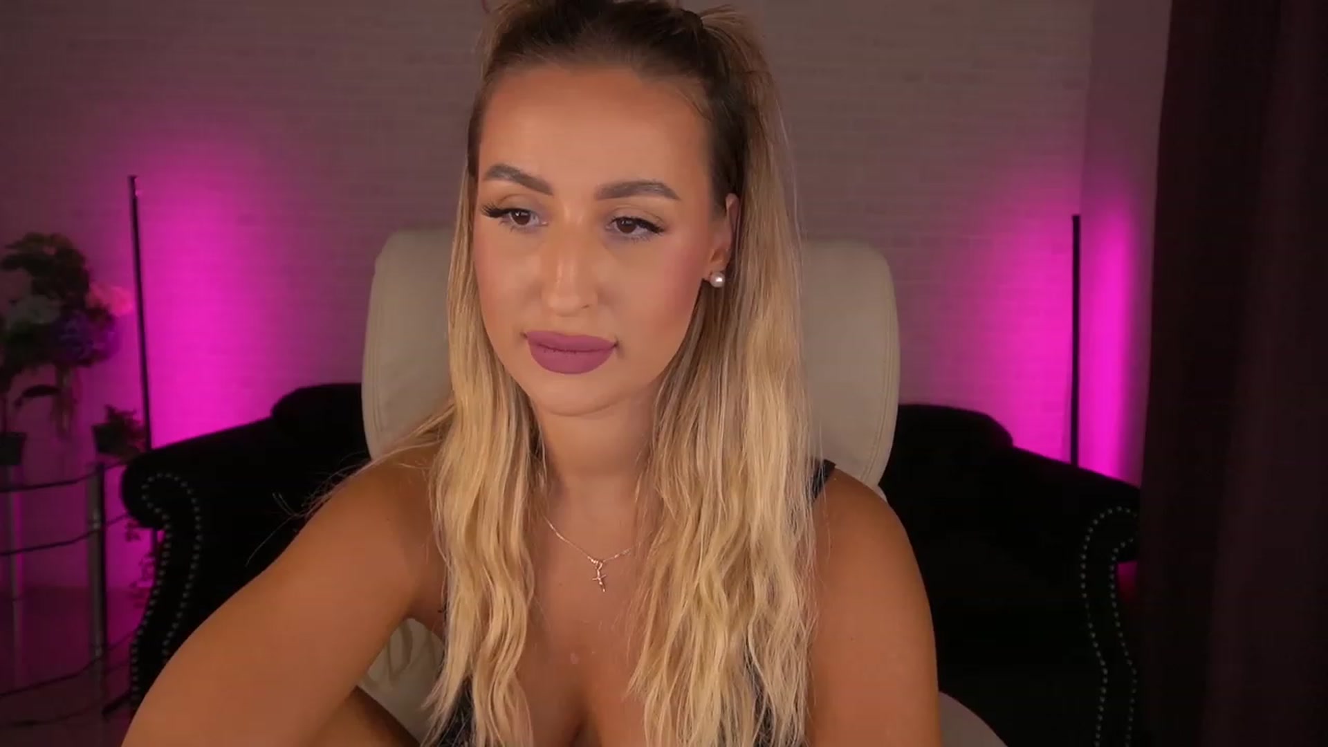 Gallery image thumbnail from Lia__Angel's myfreecams stream on, 08/24/2023, 16:10 image 7 of 20