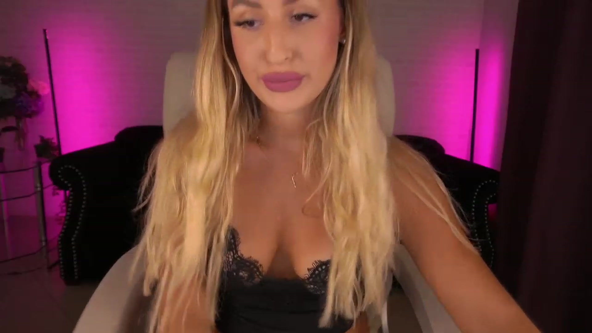 Gallery image thumbnail from Lia__Angel's myfreecams stream on, 08/24/2023, 16:10 image 3 of 20