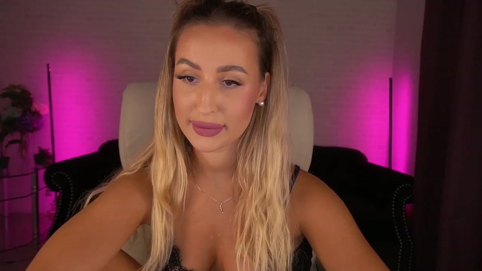 Gallery image thumbnail from Lia__Angel's myfreecams stream on, 08/24/2023, 16:10 image 6 of 20