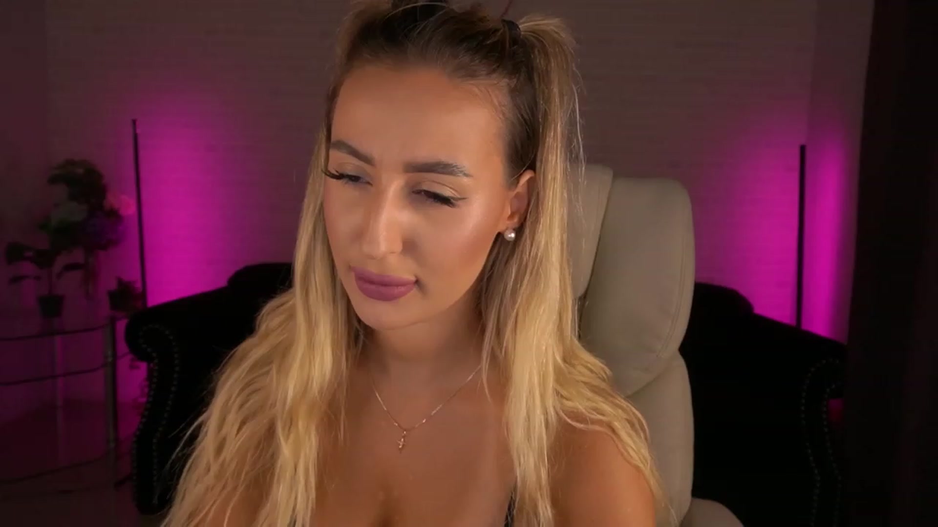 Gallery image thumbnail from Lia__Angel's myfreecams stream on, 08/24/2023, 18:24 image 2 of 20