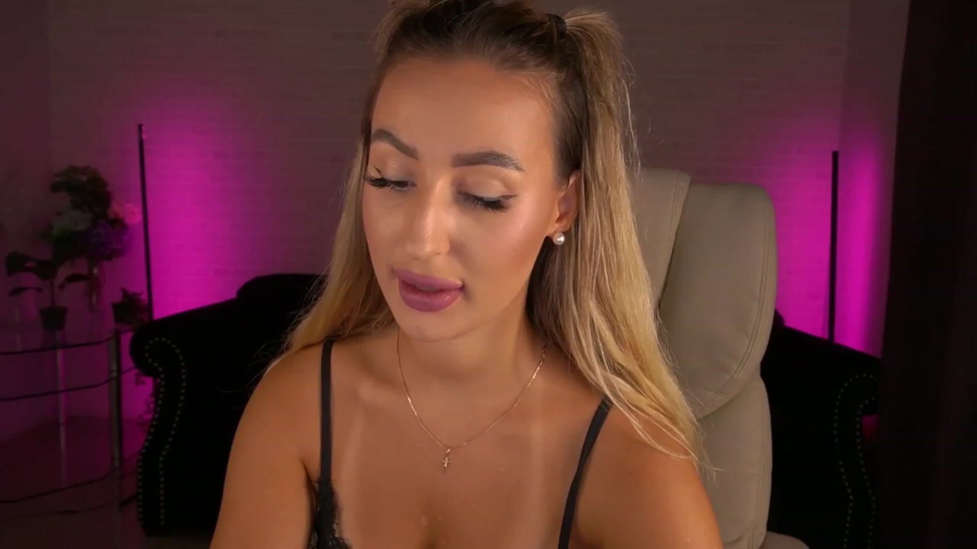 Gallery image thumbnail from Lia__Angel's myfreecams stream on, 08/24/2023, 18:24 image 14 of 20