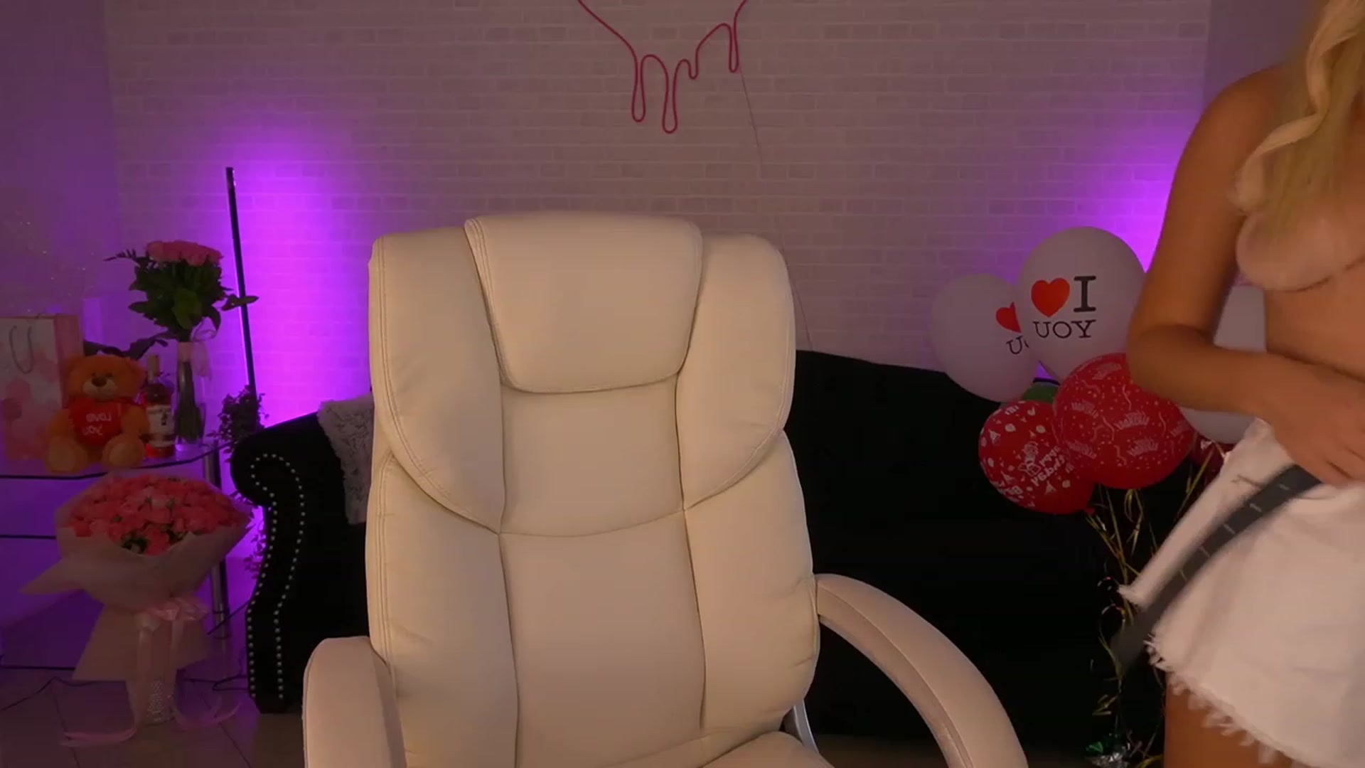 Gallery image thumbnail from Lia__Angel's myfreecams stream on, 08/27/2023, 16:05 image 19 of 20