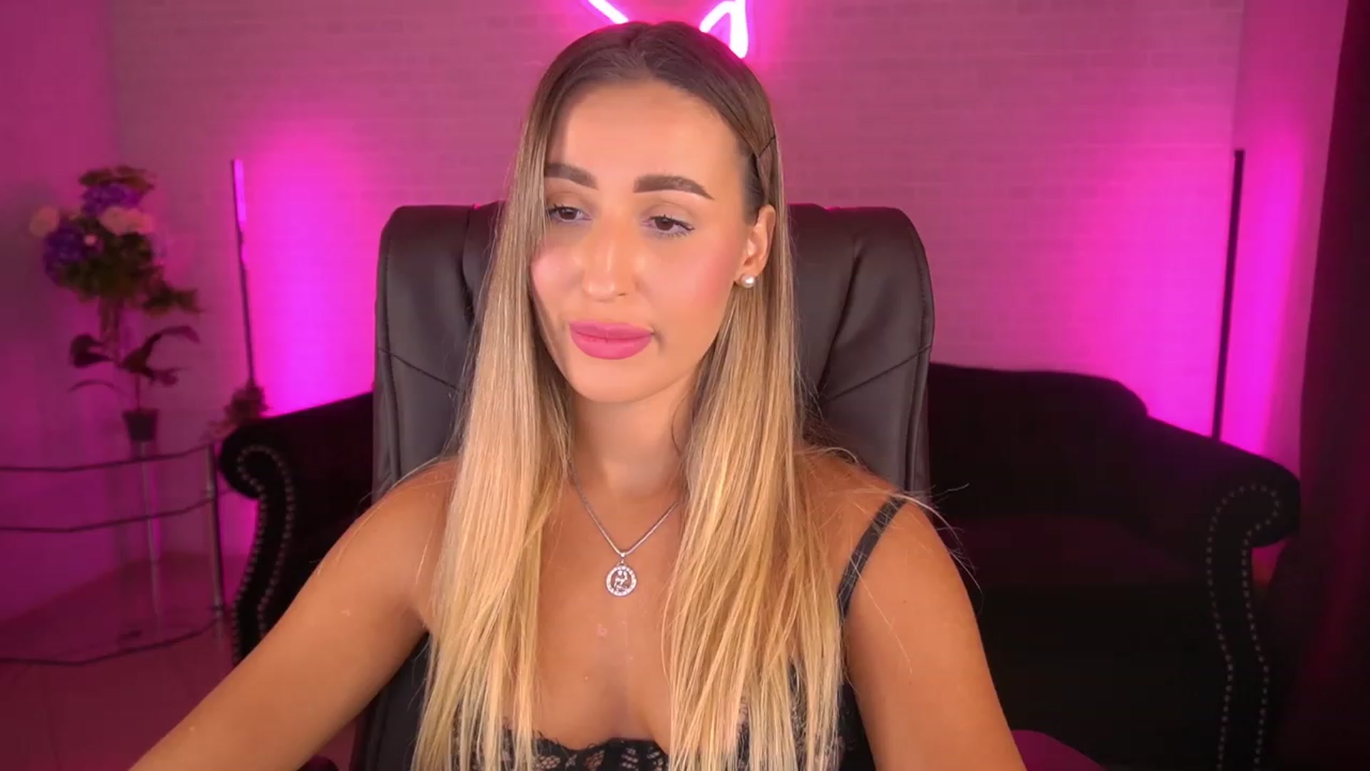 Gallery image thumbnail from Lia__Angel's myfreecams stream on, 09/03/2023, 11:19 image 9 of 20