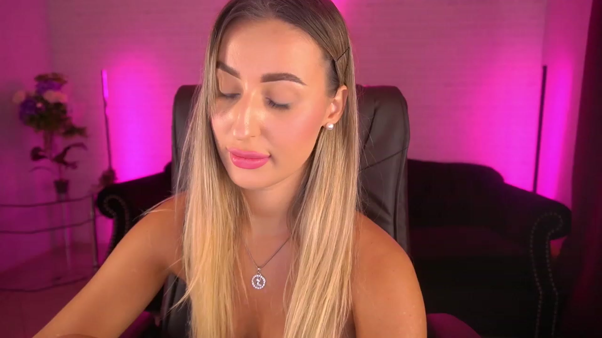 Gallery image thumbnail from Lia__Angel's myfreecams stream on, 09/03/2023, 11:19 image 18 of 20