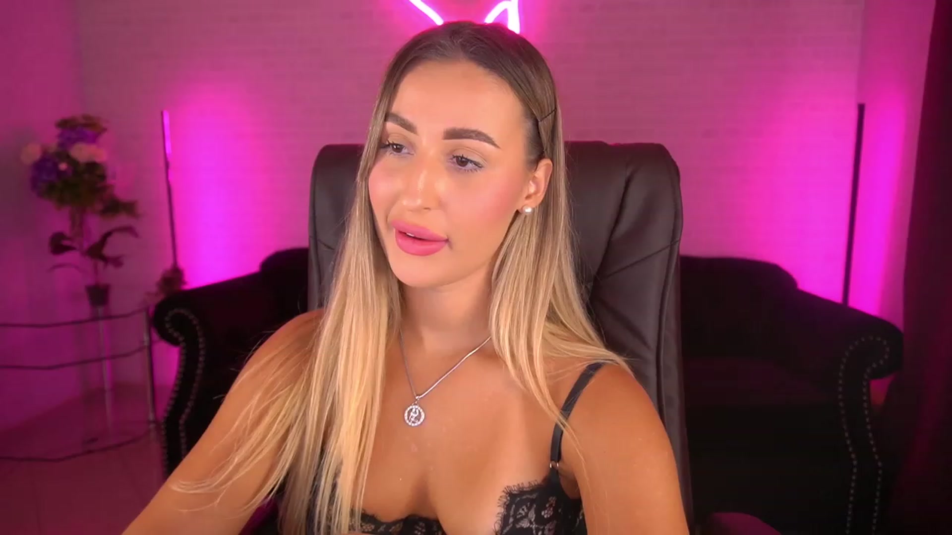 Gallery image thumbnail from Lia__Angel's myfreecams stream on, 09/03/2023, 11:19 image 1 of 20