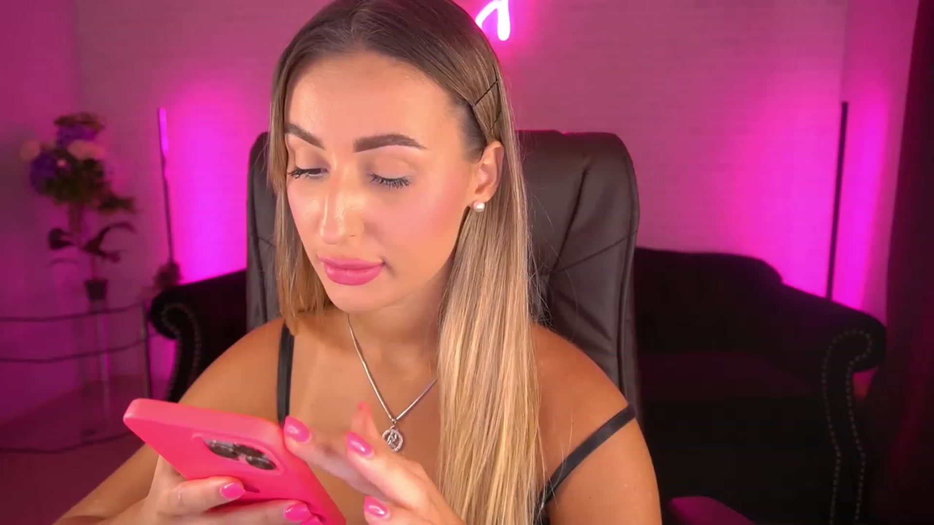 Gallery image thumbnail from Lia__Angel's myfreecams stream on, 09/03/2023, 11:19 image 14 of 20