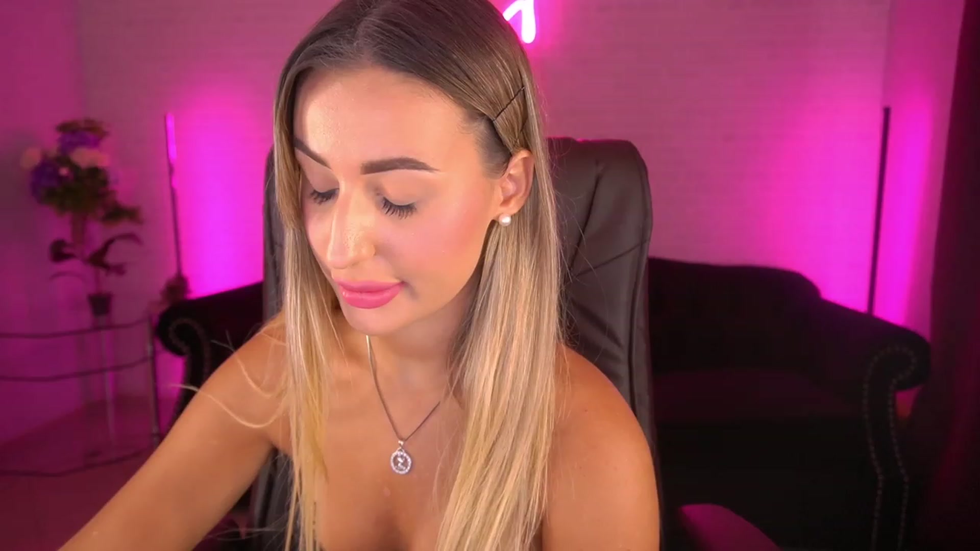 Gallery image thumbnail from Lia__Angel's myfreecams stream on, 09/03/2023, 11:19 image 19 of 20