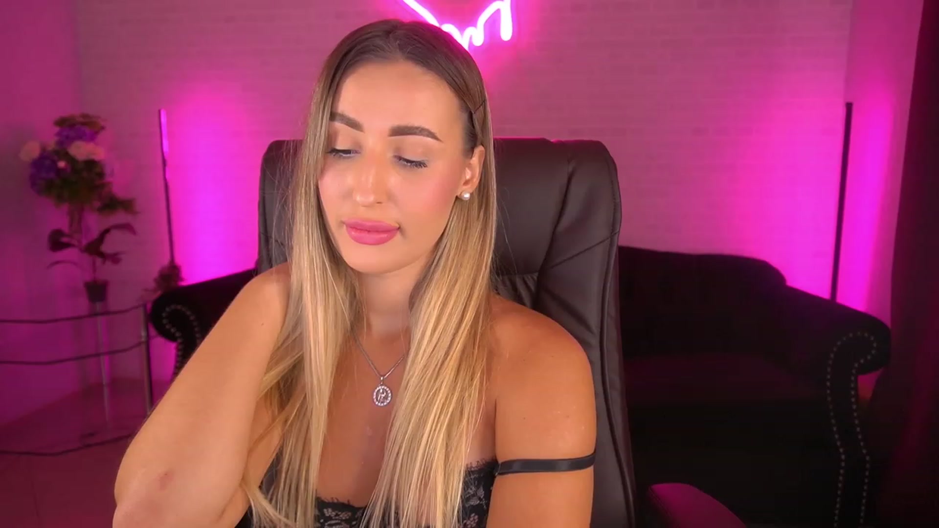 Gallery image thumbnail from Lia__Angel's myfreecams stream on, 09/03/2023, 11:19 image 16 of 20