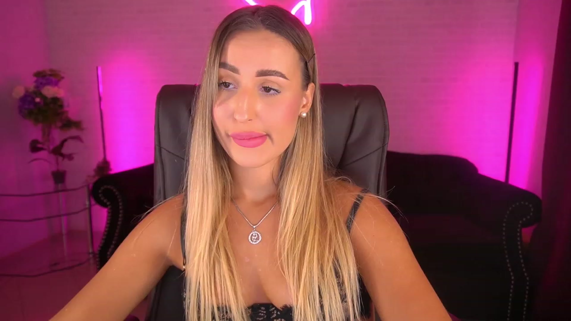 Gallery image thumbnail from Lia__Angel's myfreecams stream on, 09/03/2023, 11:19 image 8 of 20