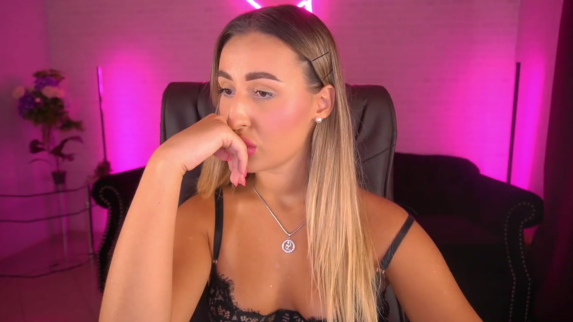 Gallery image thumbnail from Lia__Angel's myfreecams stream on, 09/03/2023, 11:19 image 13 of 20