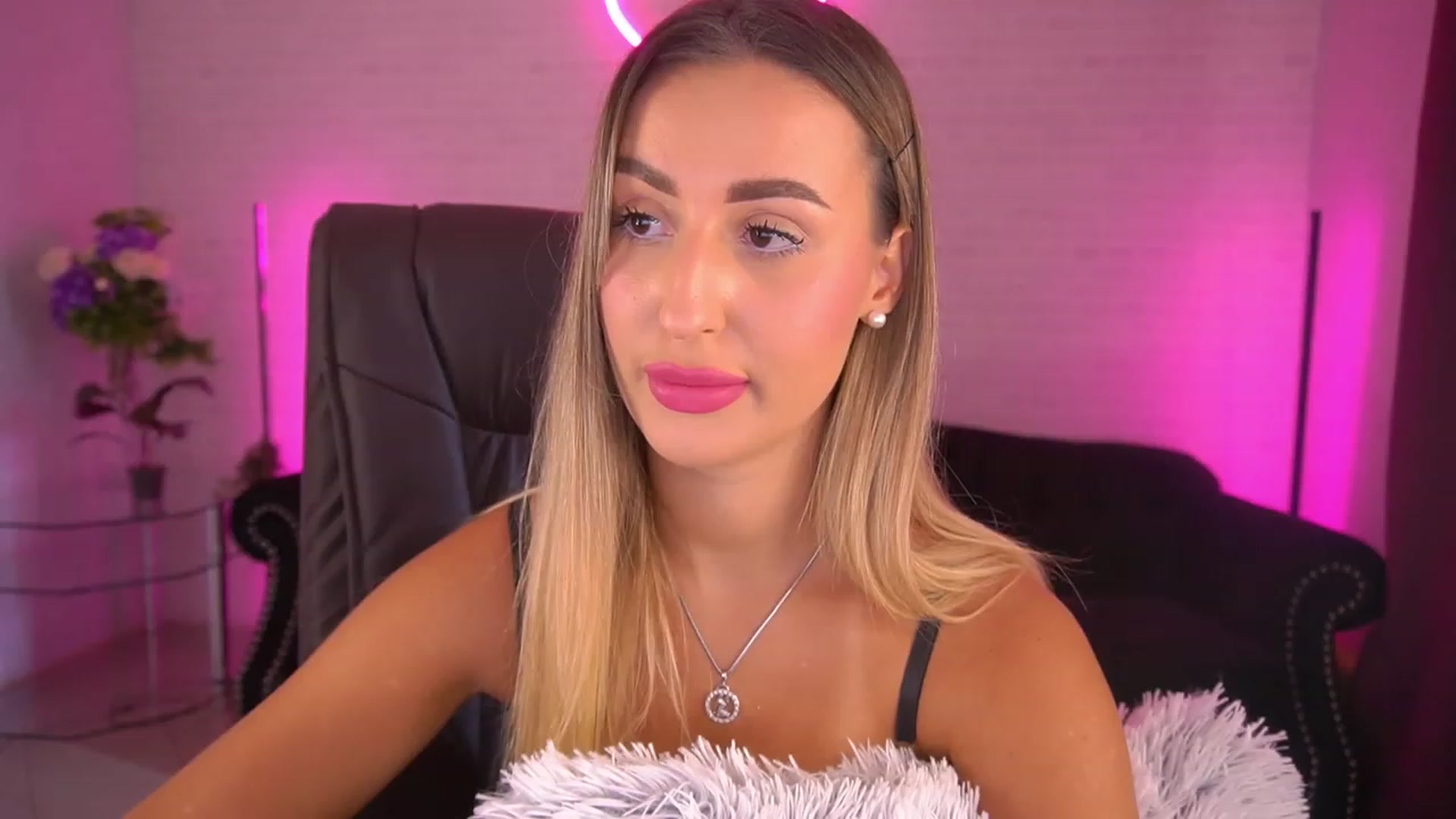 Gallery image thumbnail from Lia__Angel's myfreecams stream on, 09/03/2023, 12:33 image 1 of 20