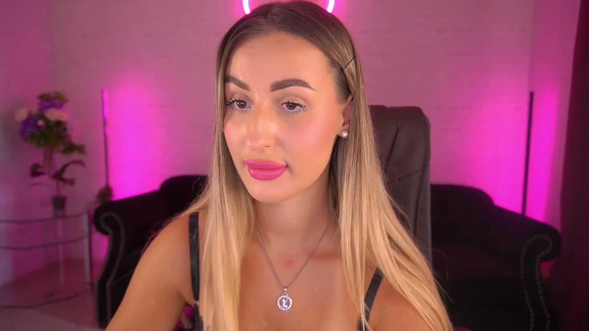 Gallery image thumbnail from Lia__Angel's myfreecams stream on, 09/03/2023, 12:33 image 16 of 20