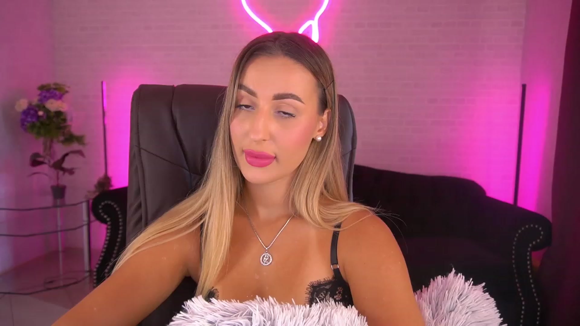 Gallery image thumbnail from Lia__Angel's myfreecams stream on, 09/03/2023, 12:33 image 2 of 20