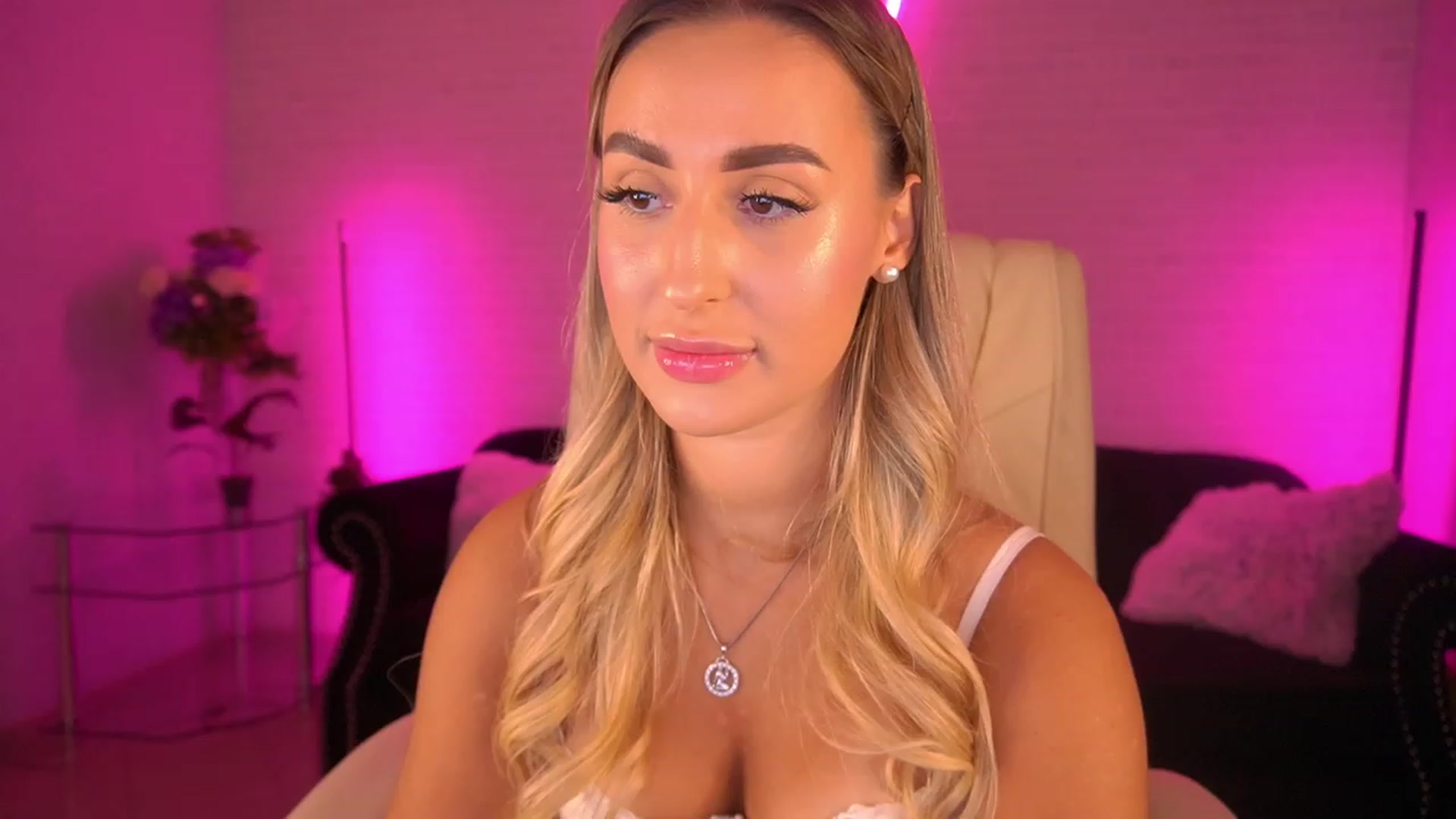 Gallery image thumbnail from Lia__Angel's myfreecams stream on, 09/04/2023, 14:50 image 8 of 20