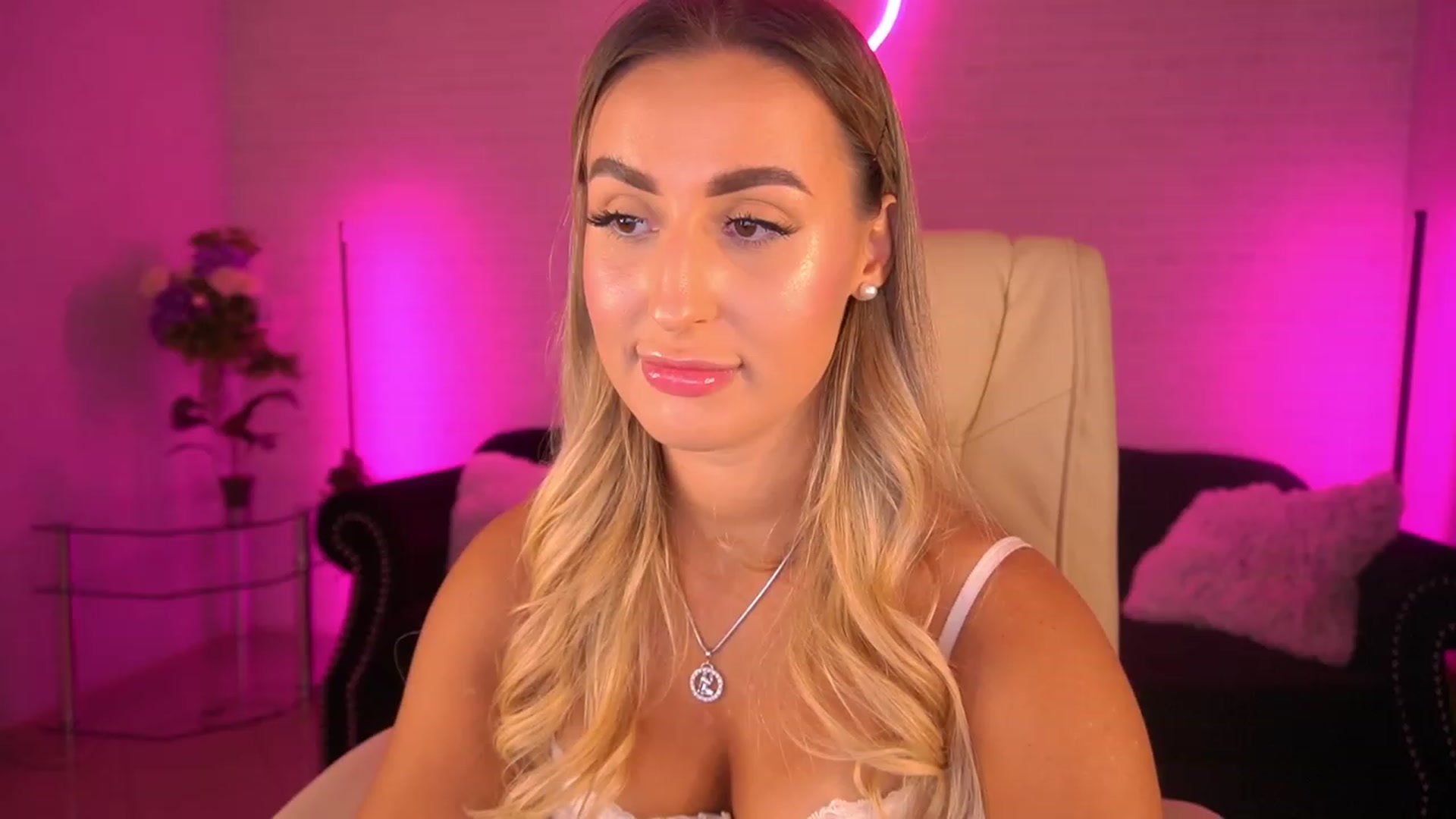 Gallery image thumbnail from Lia__Angel's myfreecams stream on, 09/04/2023, 14:50 image 9 of 20