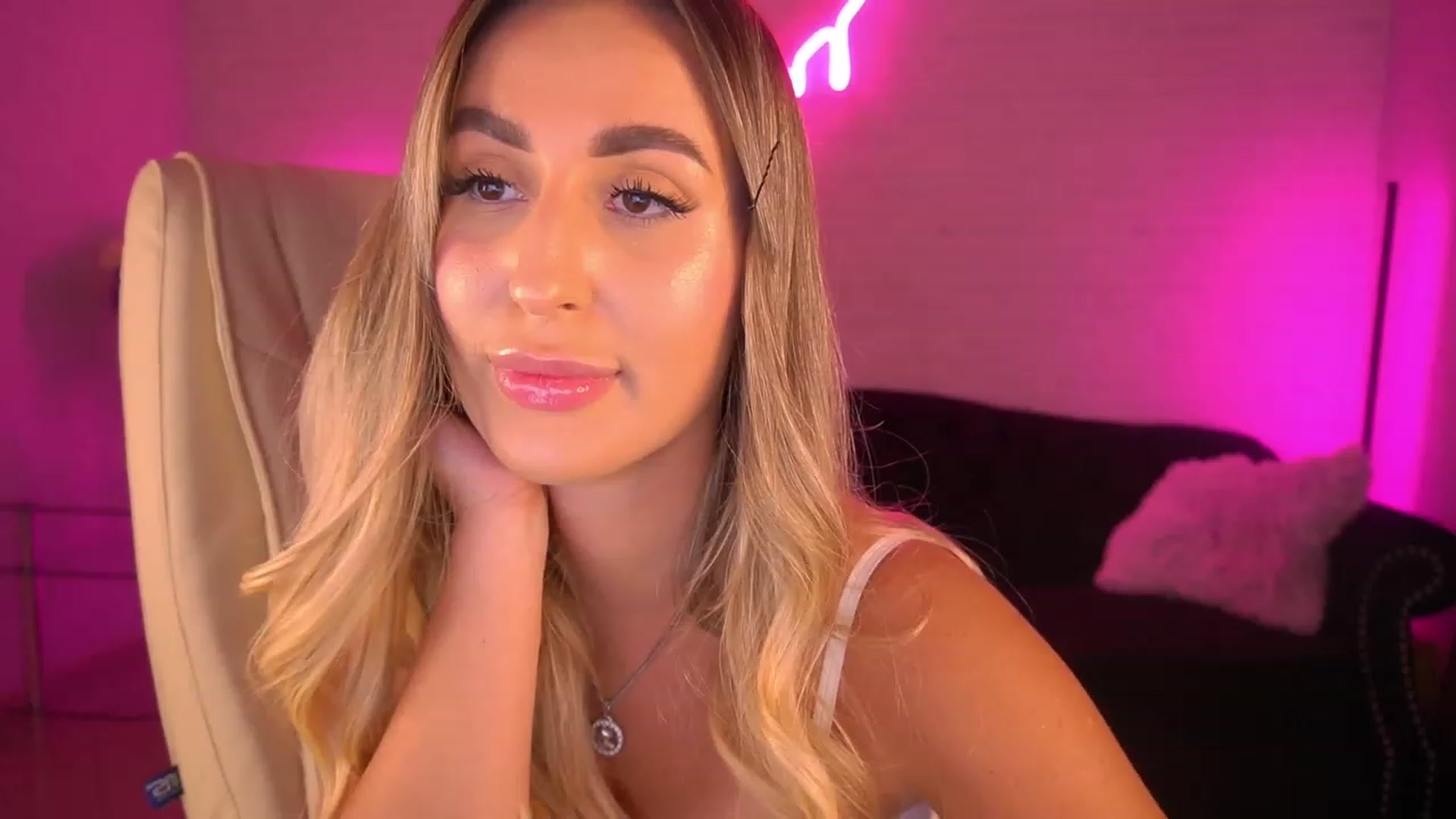 Gallery image thumbnail from Lia__Angel's myfreecams stream on, 09/04/2023, 14:50 image 3 of 20
